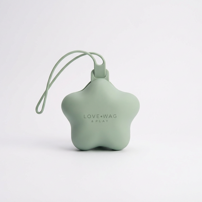 •	Neutral silicone treat holder with clip for dog walking
	•	Minimal treat pouch for training and walks
	•	Soft silicone star-shaped treat holder in pastel
