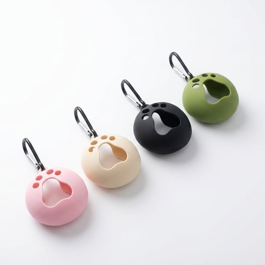 •	Clip-on silicone tennis ball holder for dog walks
	•	Neutral aesthetic ball holder attached to leash
	•	Soft silicone fetch ball accessory in pastel colors